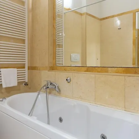 Santo Stefano Apartment *