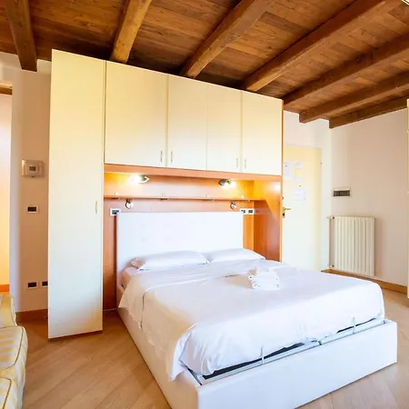 Bolognaroomscom - Santo Stefano * ボローニャ